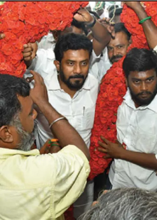 சமூக ஓட்டுக்களைக் குறிவைக்கும் ஓ.பி.எஸ். வாரிசு!