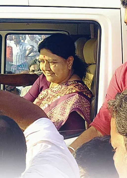  ராங்கால் அமைச்சர்கள் சொல்வதைக் கேட்டாகணும்.. அதிகாரிகளிடம் முதல்வர் கறார்! எடப்பாடி ஏரியாவில் கெத்து காட்டும் சசி!