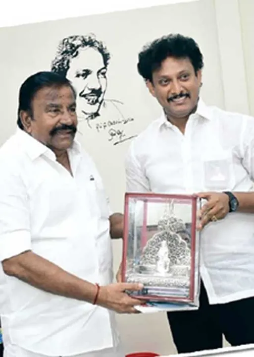  மாநாடு போல கூட்டத்தை நடத்திய அமைச்சர்!