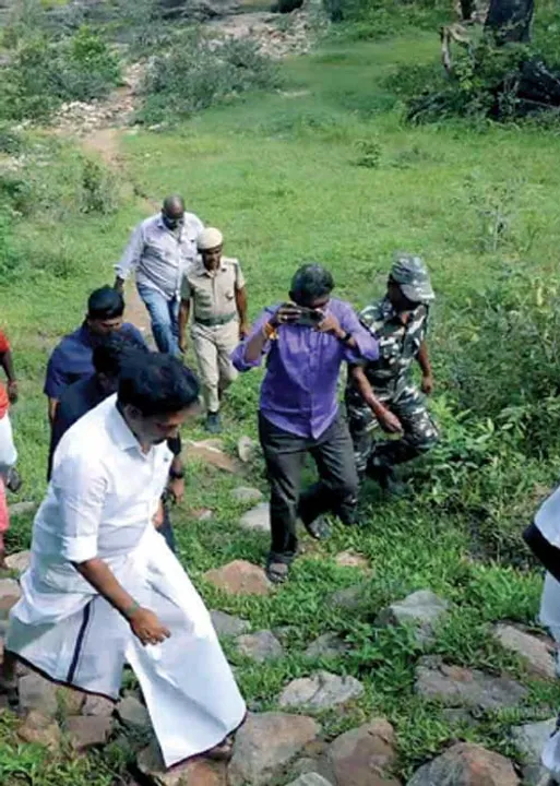  மலையேறி வந்த அமைச்சர்! ஆச்சர்யத்தில் ஆழ்ந்த காணியின மக்கள்!