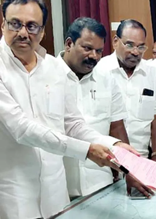  ஈரோடு வாக்காளர்களை வளைக்கும் தி.மு.க.! வேட்பாளர் தேர்விலே தடுமாறும் அ.தி.மு.க.!