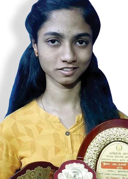 600க்கு 600! வரலாறு படைத்த தச்சு தொழிலாளியின் மகள்!