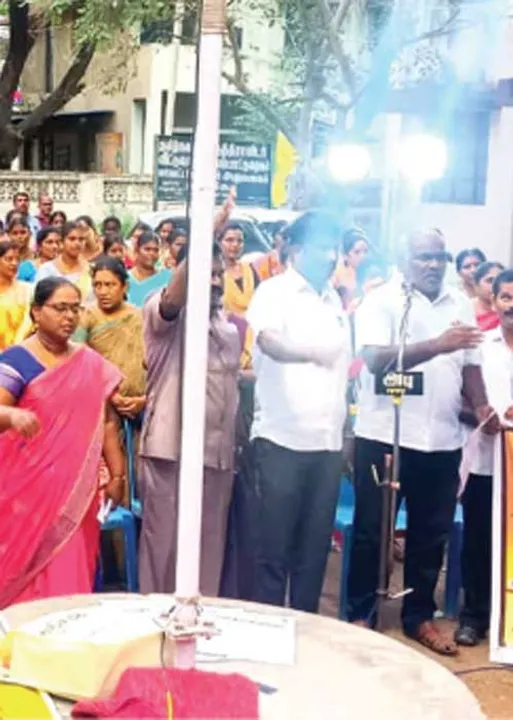  மிரட்டும் அதிகாரி! கொந்தளிக்கும் ஆசிரியர்கள்!