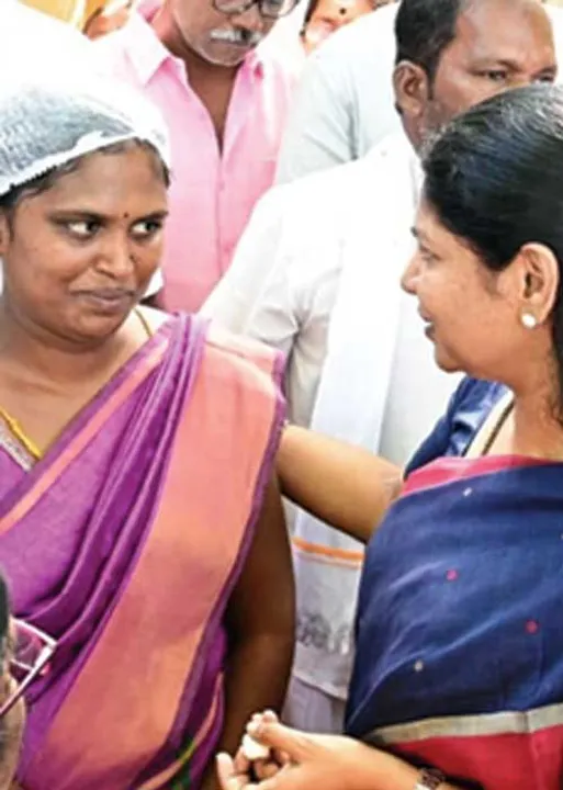  சாதீத் தீயை அணைத்த கனிமொழி