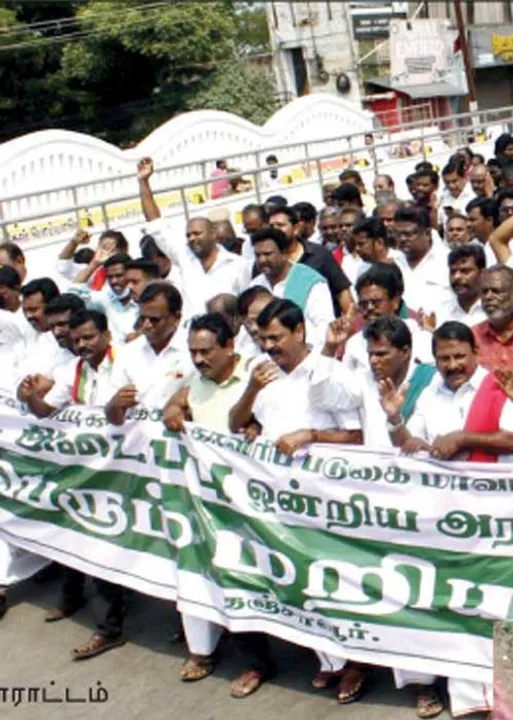  கருகும் பயிர்கள்! காவிரிக்காக போராட்டத்தில் விவசாயிகள்!