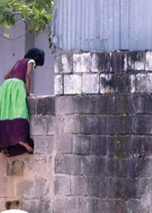  20 ஆண்டுகால தீண்டாமைச்சுவர்! 2 மணி நேரத்தில் தகர்த்த கனிமொழி!