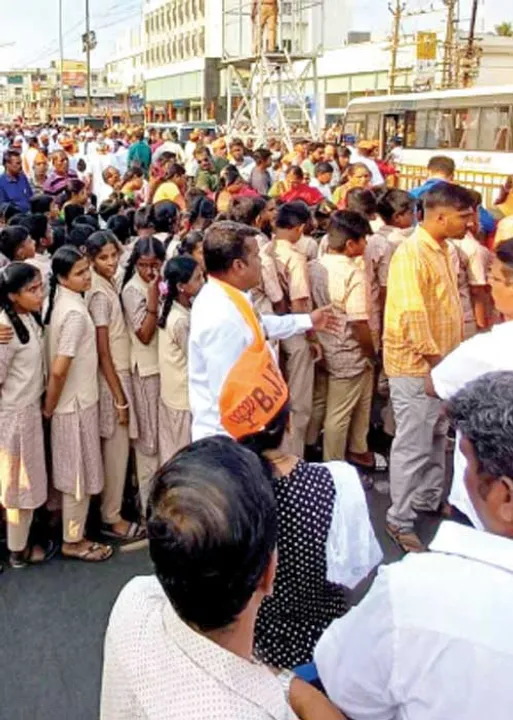  பள்ளி சீருடையுடன் பிரச்சாரத்தில் மாணவிகள்.. மோடியின் மீது வழக்கு பாயுமா..?!
