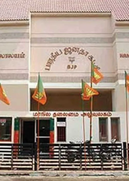  கையாடல்... கொலை மிரட்டல்... தமிழக பா.ஜ.க.வில் குஸ்தி!
