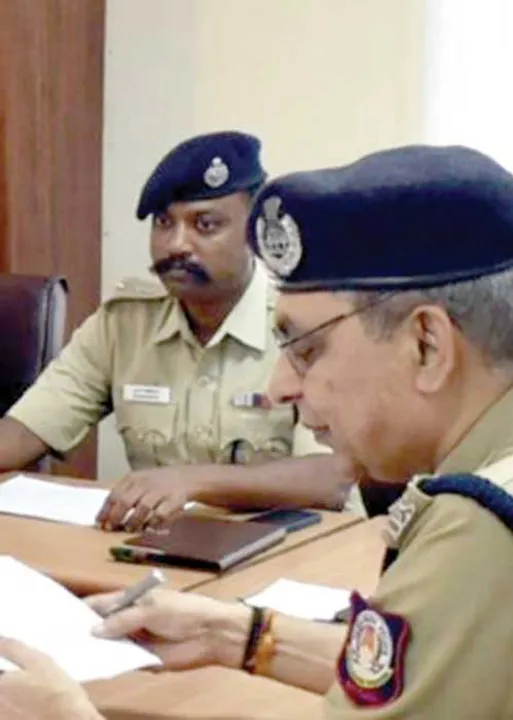  ஸ்வீட் பாக்ஸ் 20 லட்சம்! காவல்துறை இடமாறுதல் சர்ச்சை! -டி.ஜி.பி. நடவடிக்கை எடுப்பாரா?