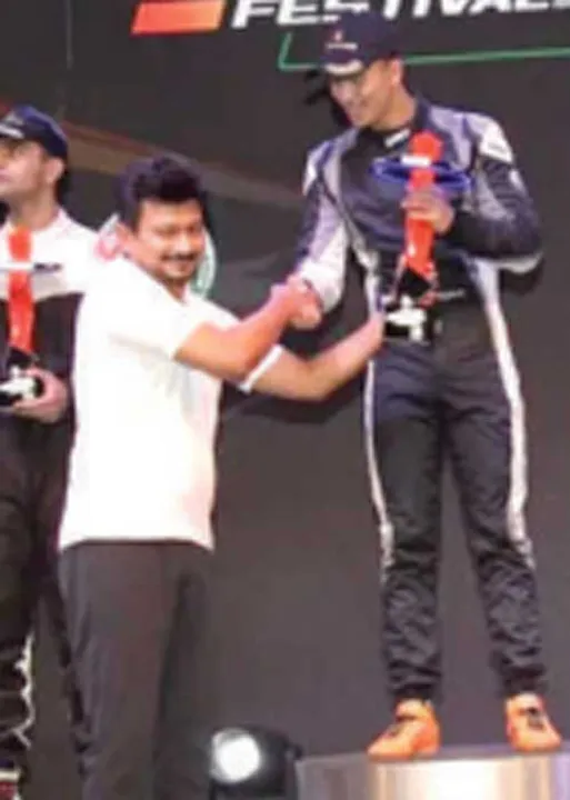  பார்முலா 4 கார் பந்தயம்