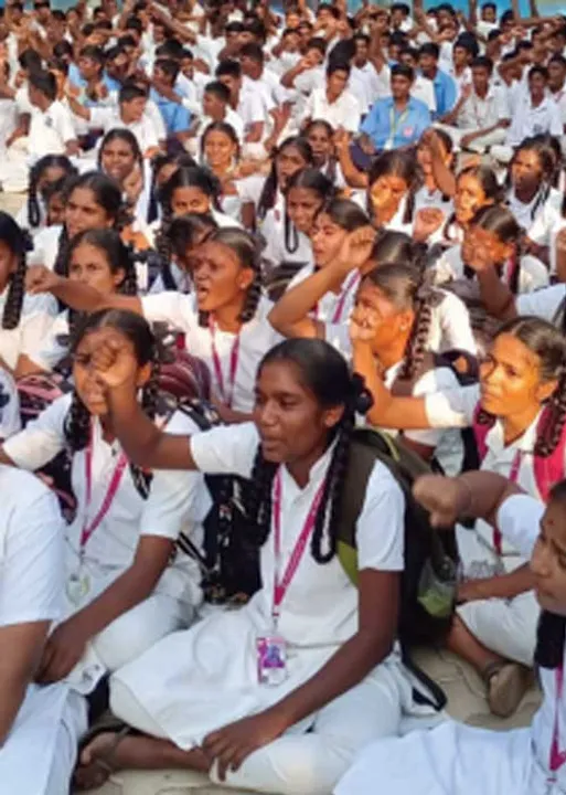  பாலியல் புகார்! ஆசிரியருக்கு ஆதரவாகப் போராடிய மாணவர்கள்!