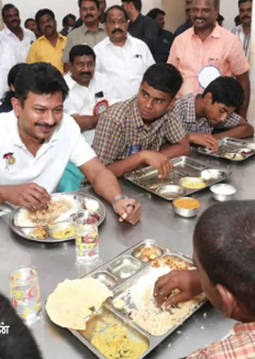  பரிவு! மரியாதை! அக்கறை! -சிவகங்கையில் அசத்திய துணை முதல்வர்!