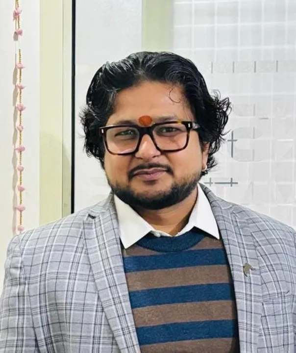 जलज कुमार अनुपम सनातन लाइफ स्टाइल फाउंडेशन के माइंड ट्रेनिंग सेशन में युवाओं को MindZen और FocusFlow मॉड्यूल समझाते हुए