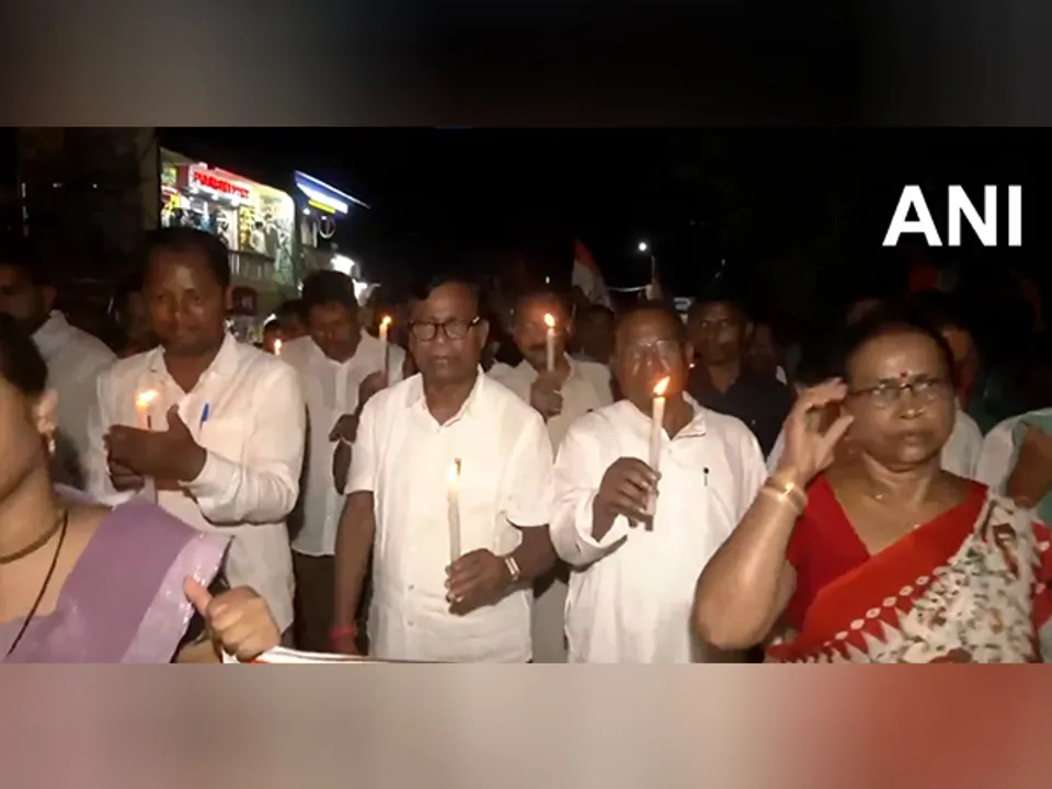 Congress leaders holds a candle light protest against the Balasore Self-immolation case. (Photo/ANI)