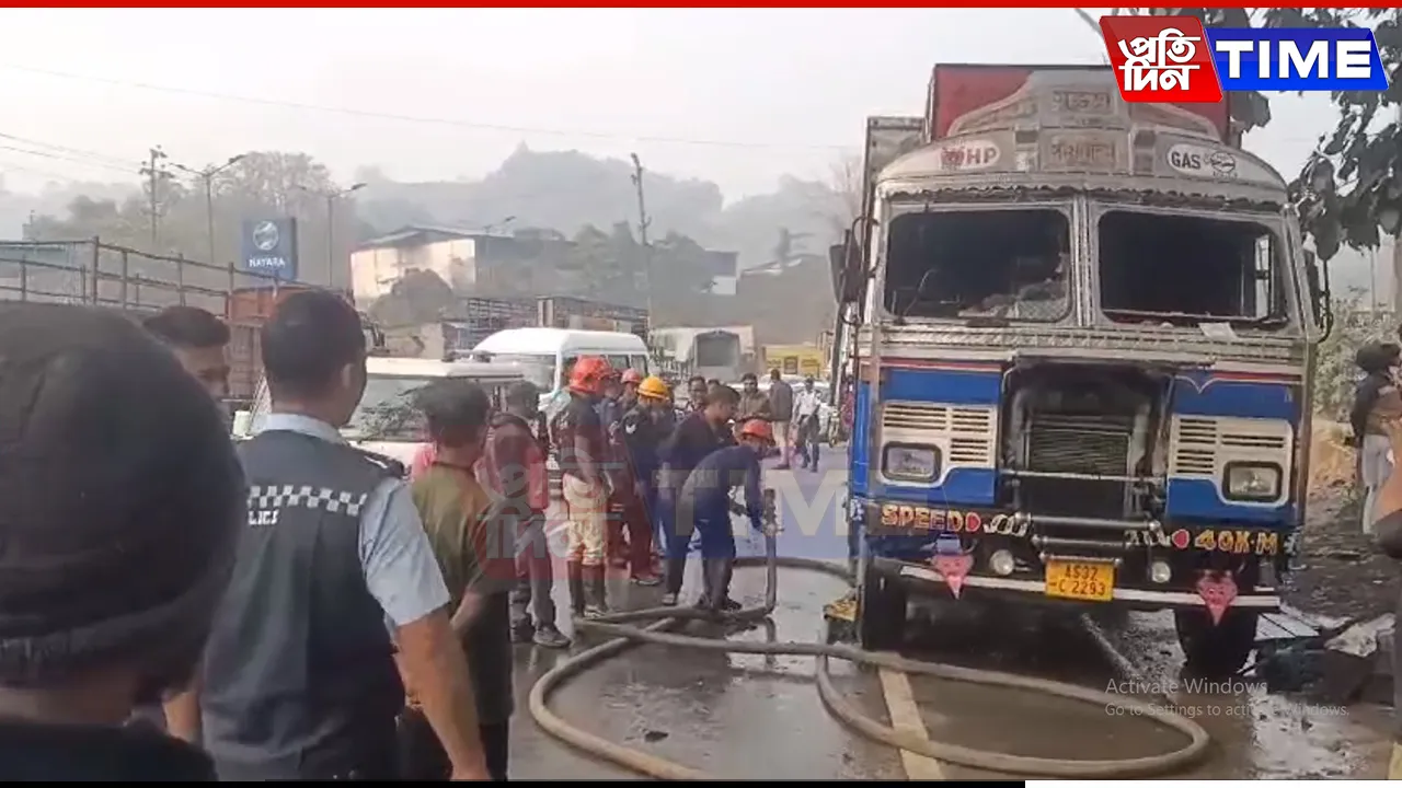Guwahati: Fire Breaks Out in Vehicle Carrying Domestic Cylinders Near Jorabat