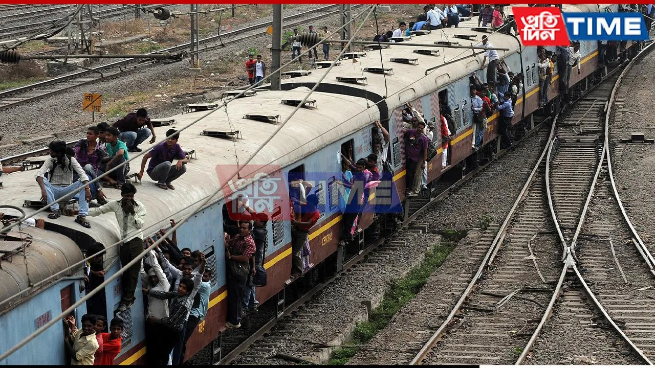 Mumbai: 5 Dead, Several Injured After Falling from overcrowded Local Train