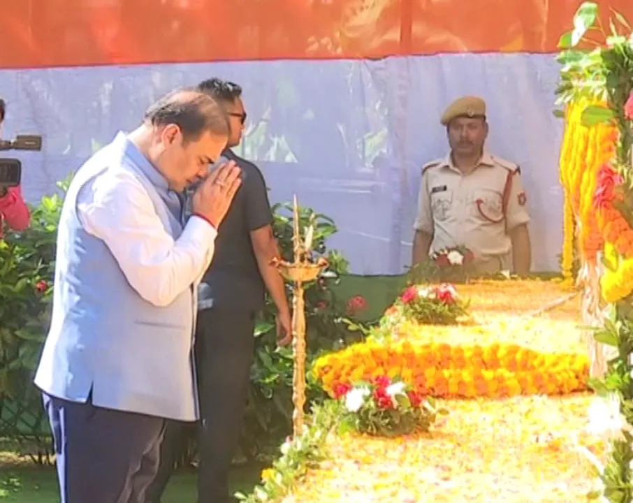 Assam CM Hoists National Flag, Offers Tributes to Martyrs on I-Day