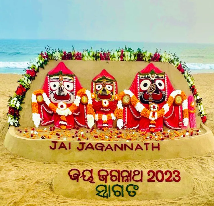 Sudarsan Pattnaik Welcomes New Year by Creating Lord Jagannath’s Sculpture