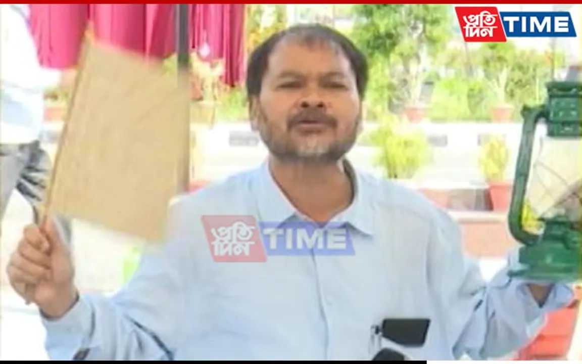 Holding Lamp & Handmade Fan, Akhil Gogoi Protests Over Power Crisis in Assam