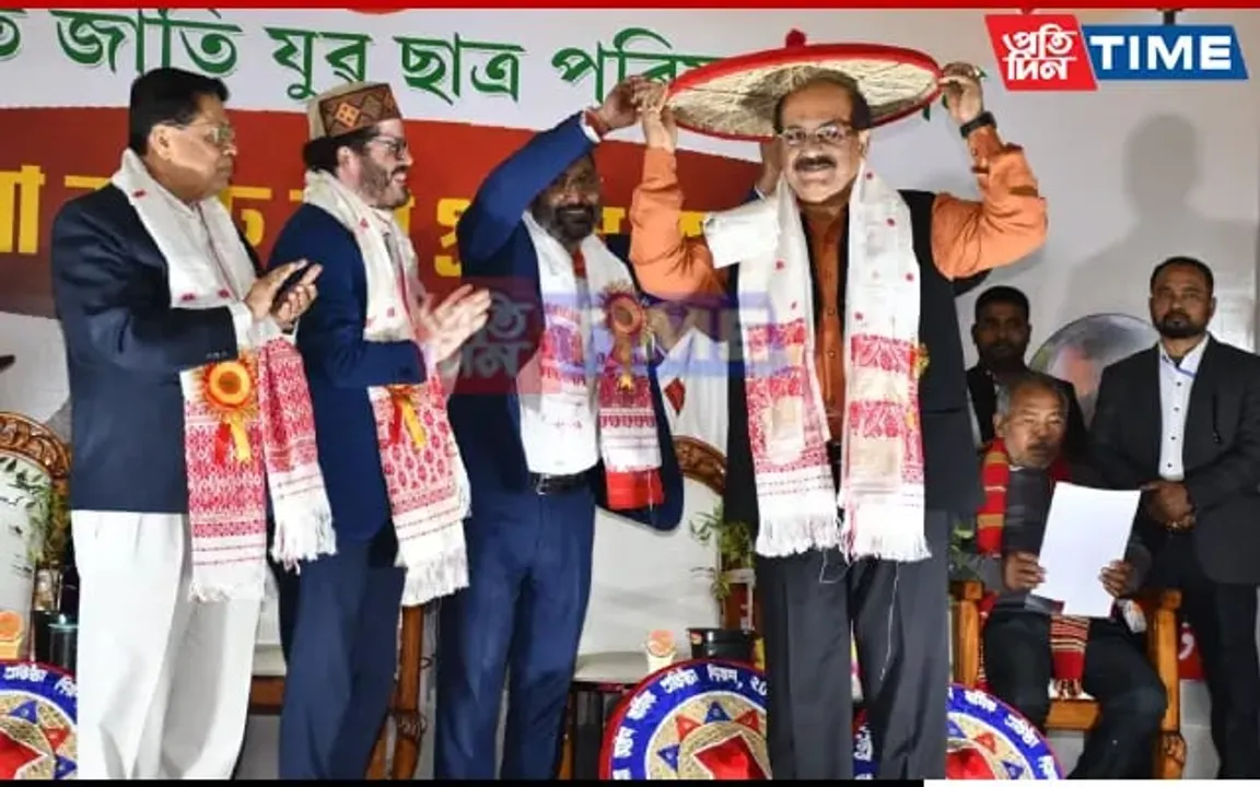Anusuchit Jaati Yuva Chatra Parishad Felicitates Sadin-Pratidin's Jayanta Baruah