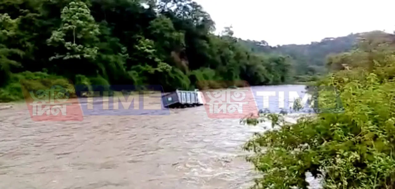 Mahur River sweeps away five dumpers