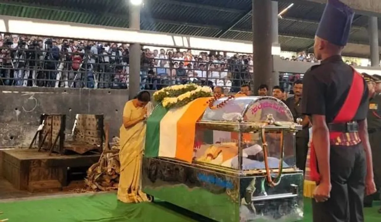 Leaders, public pay homage to Ananth Kumar
