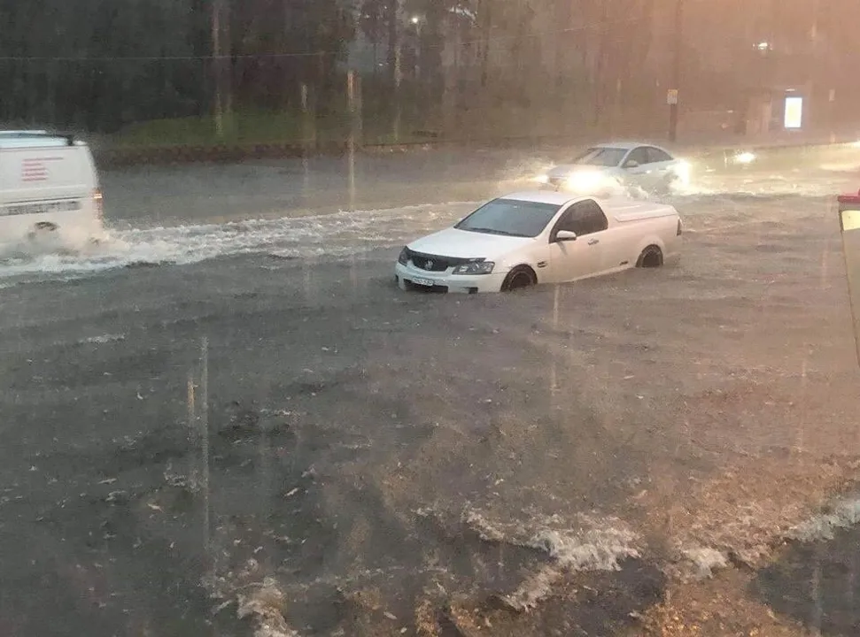 Heavy storm lashes Sydney, prompting chaos