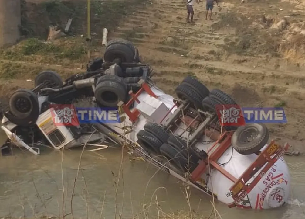 Gas tanker crashes into bridge, driver killed