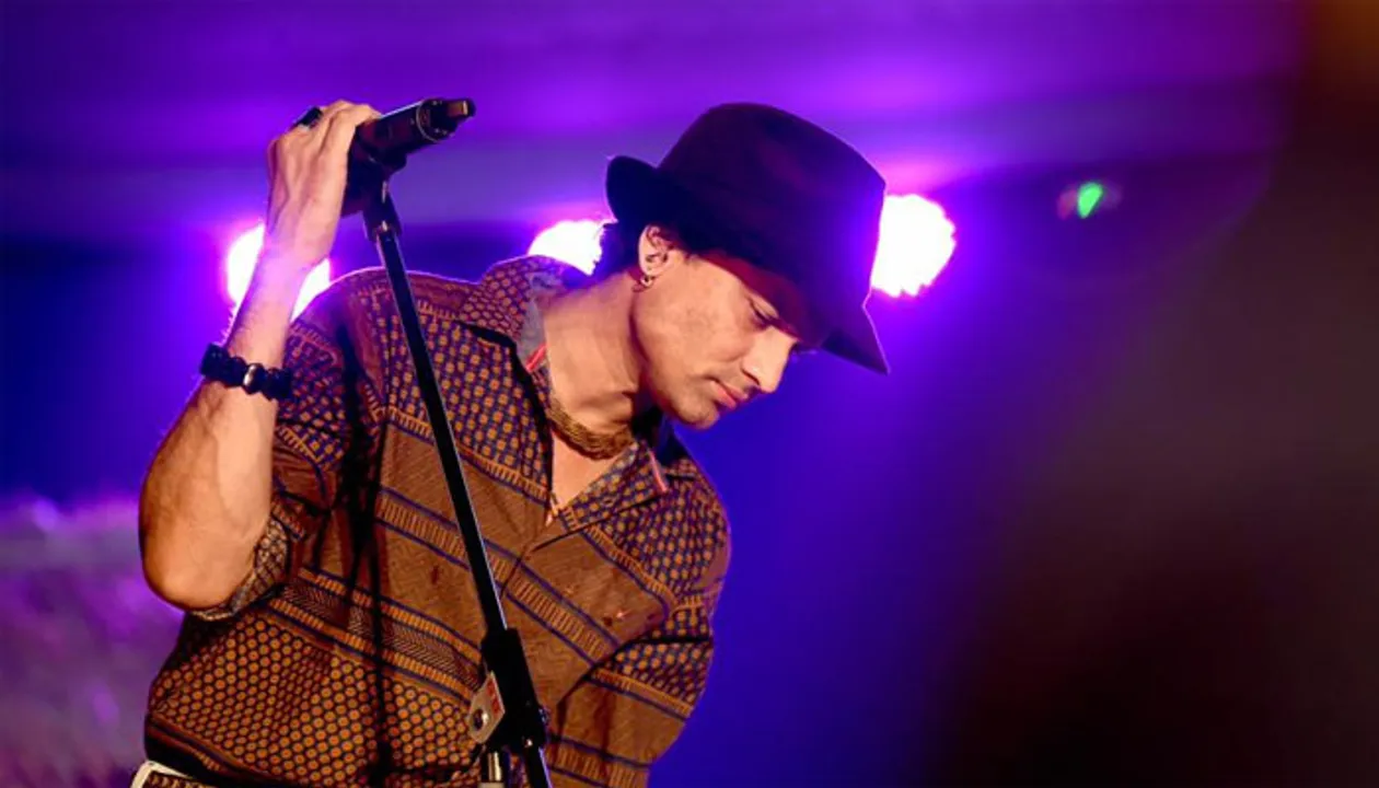 Zubeen starts bus drive from Mumbai