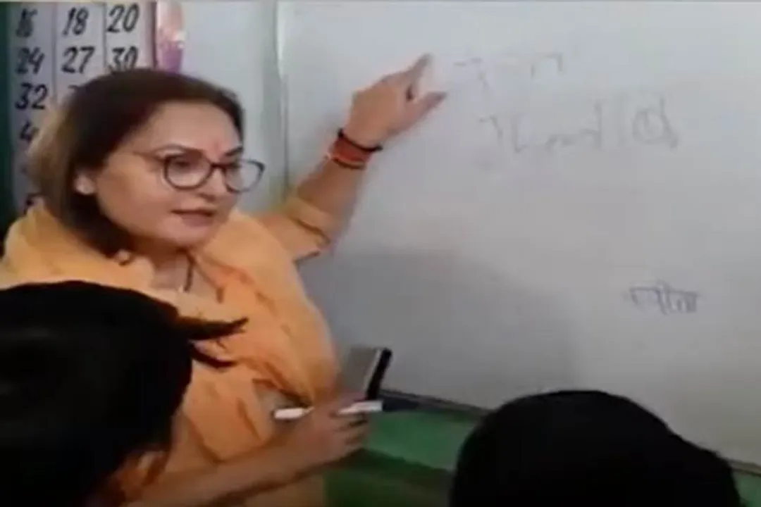 Jaya Prada teaches wrong spelling of ‘country’ to students