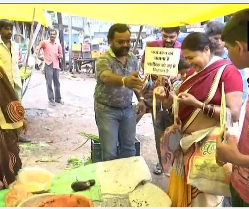 Family distributes free home-made cloth bags