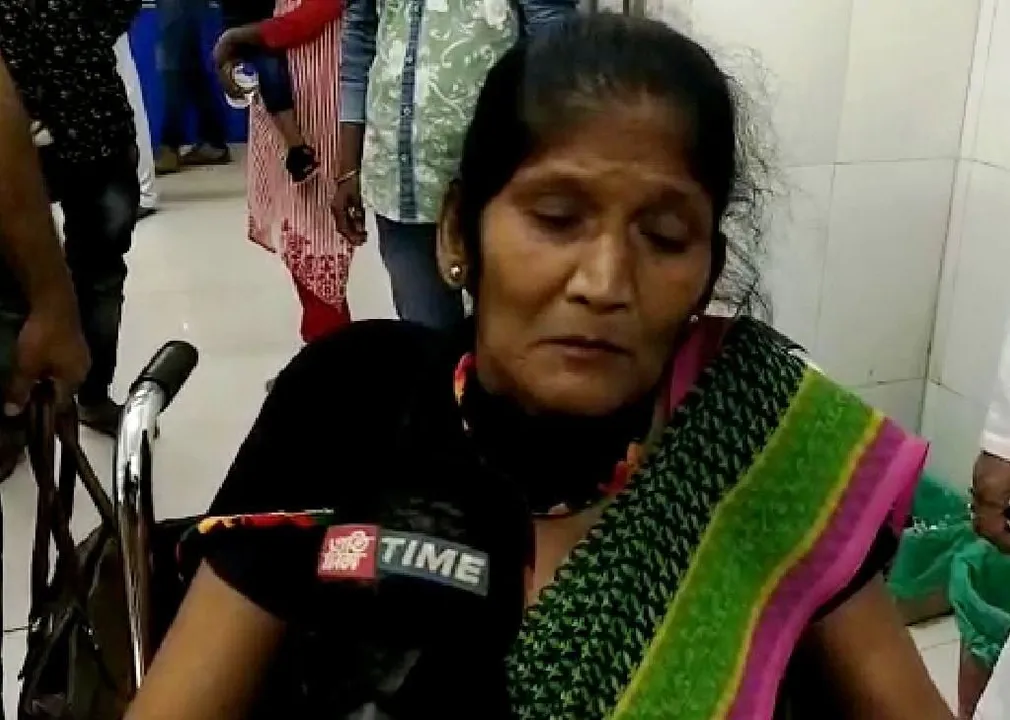 Woman foils attempted bag snatch