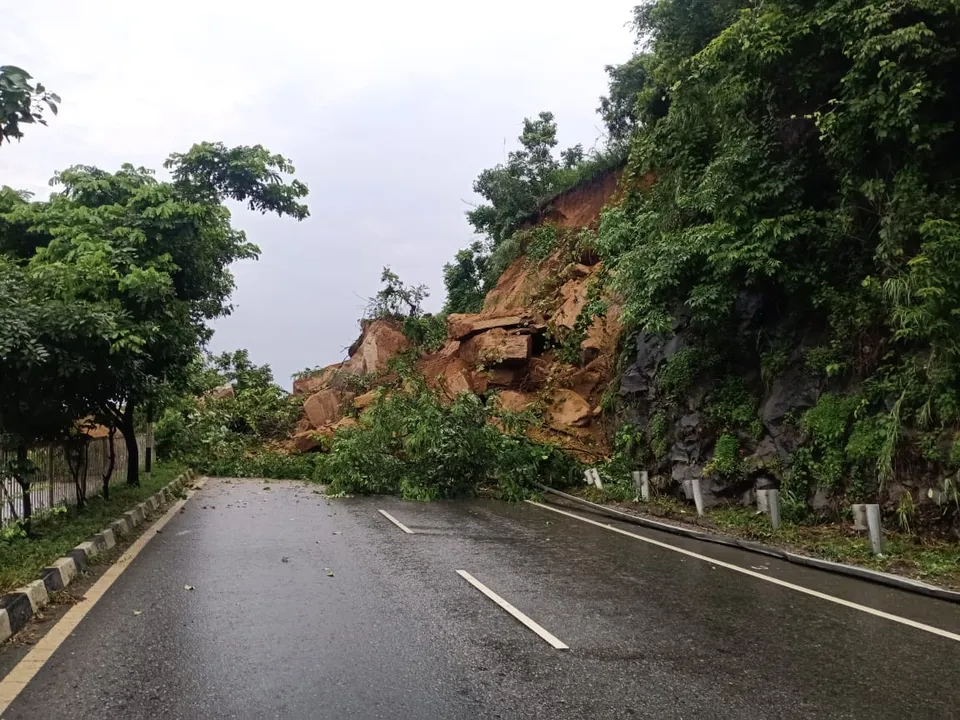 Landslide blocks NH-31 near Amingaon, snaps communication