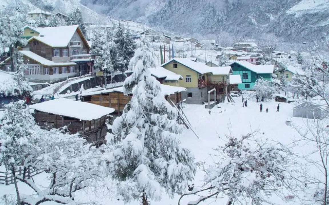 Sikkim: Permits to Tourists Visiting Nathula Stopped Amid Snowfall 