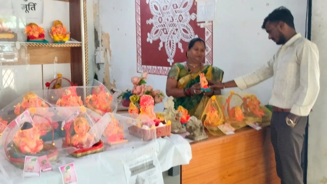 कभी कपड़े को तरसे अब खोल ली रेडीमेड की शॉप (1)