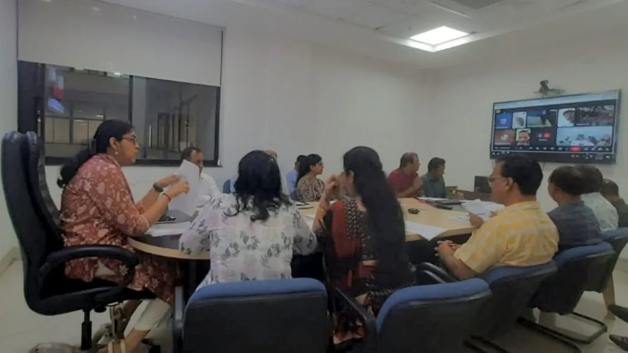 कभी कपड़े को तरसे अब खोल ली रेडीमेड की शॉप (4)
