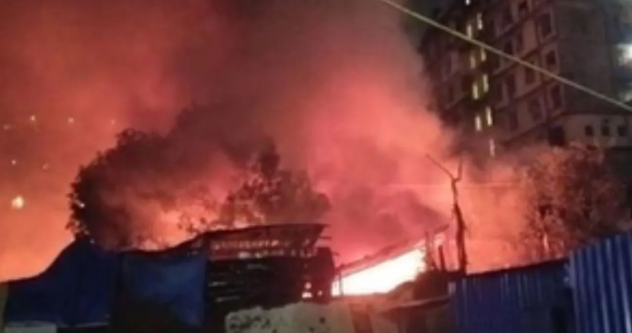  Massive fire engulfs Kolkata retail market, 15 fire-tenders at the spot