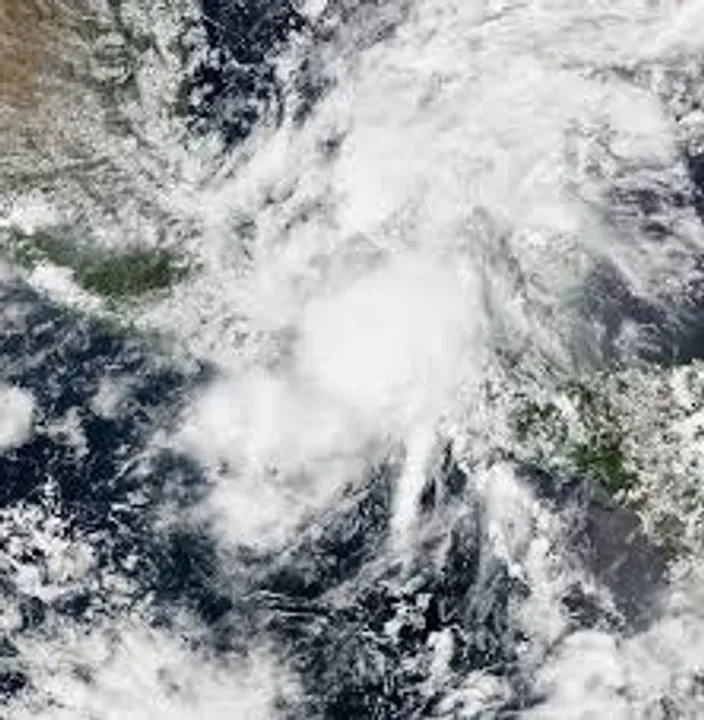  Bangladesh issues warning as cyclone Dana intensifies