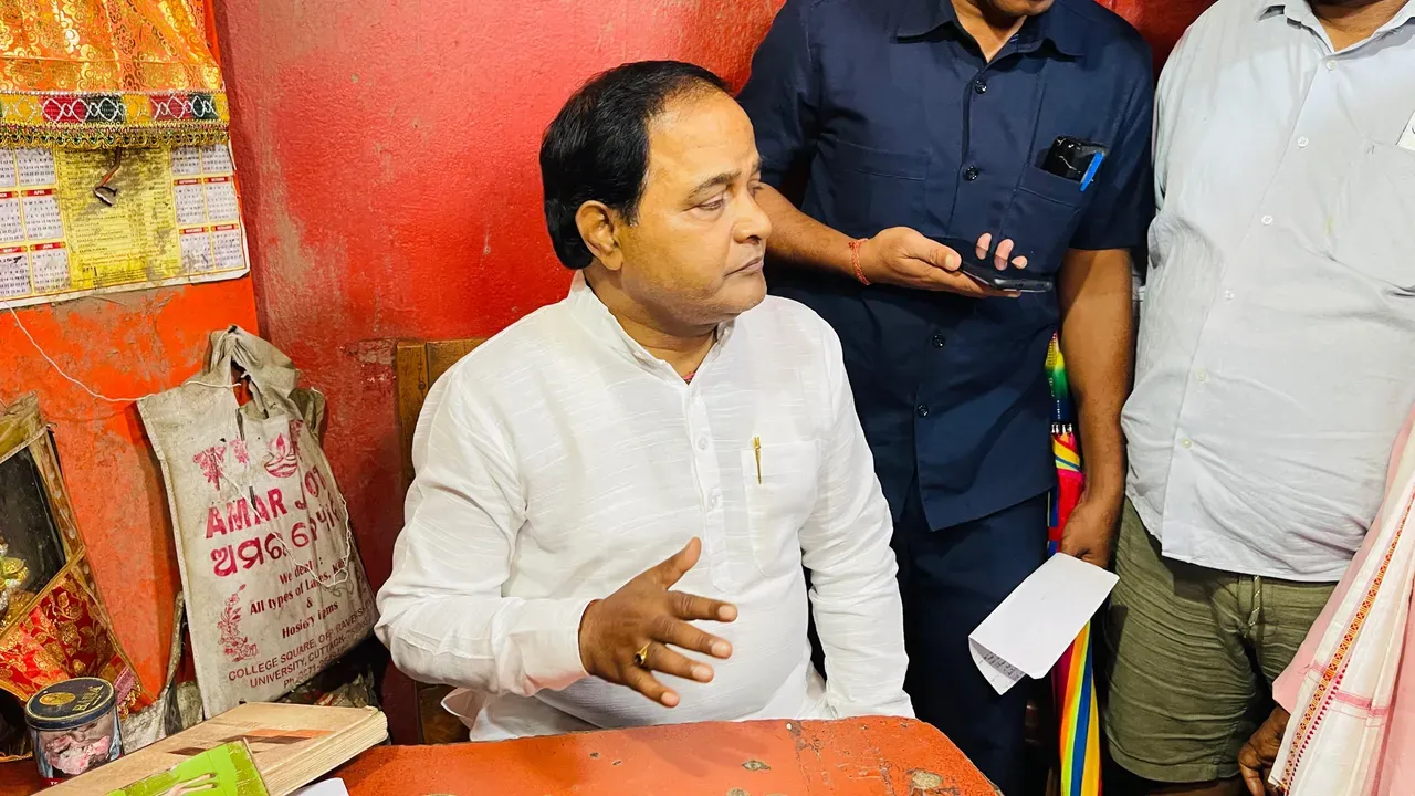  Minister conducts surprise visit to godowns in Odisha’s Cuttack