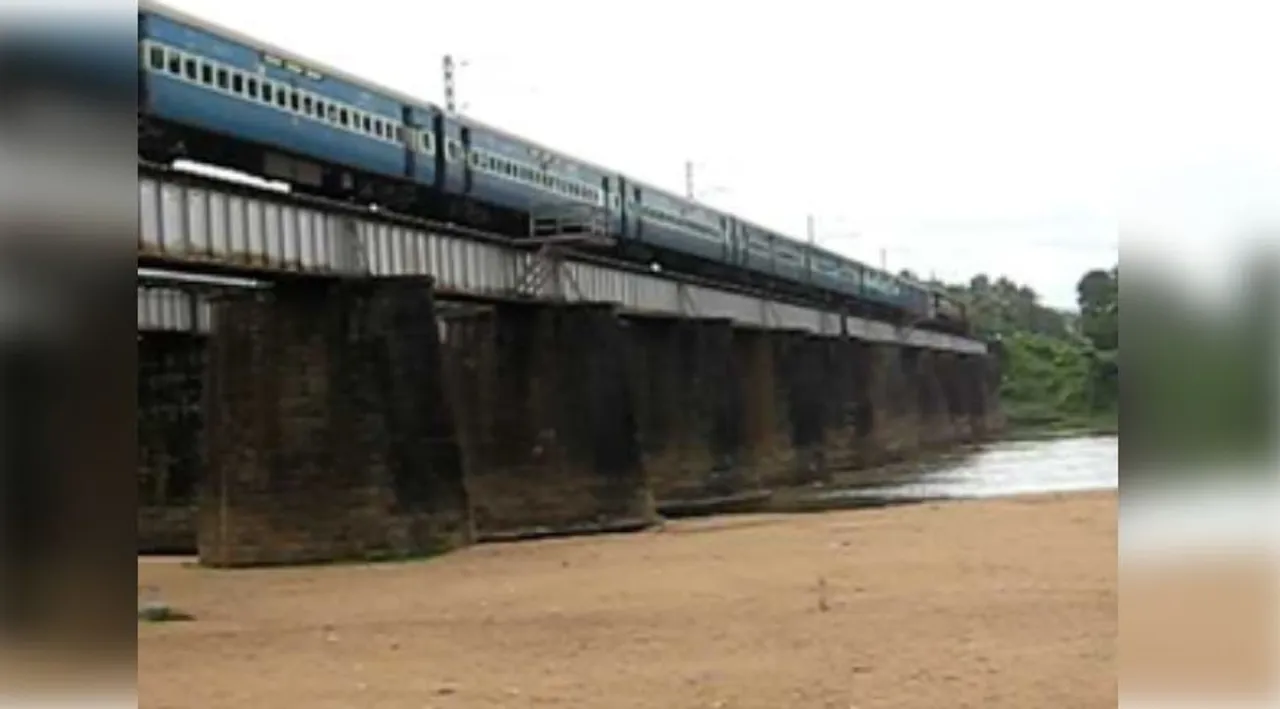  Four cleaning contract staff run over by speeding Kerala Express