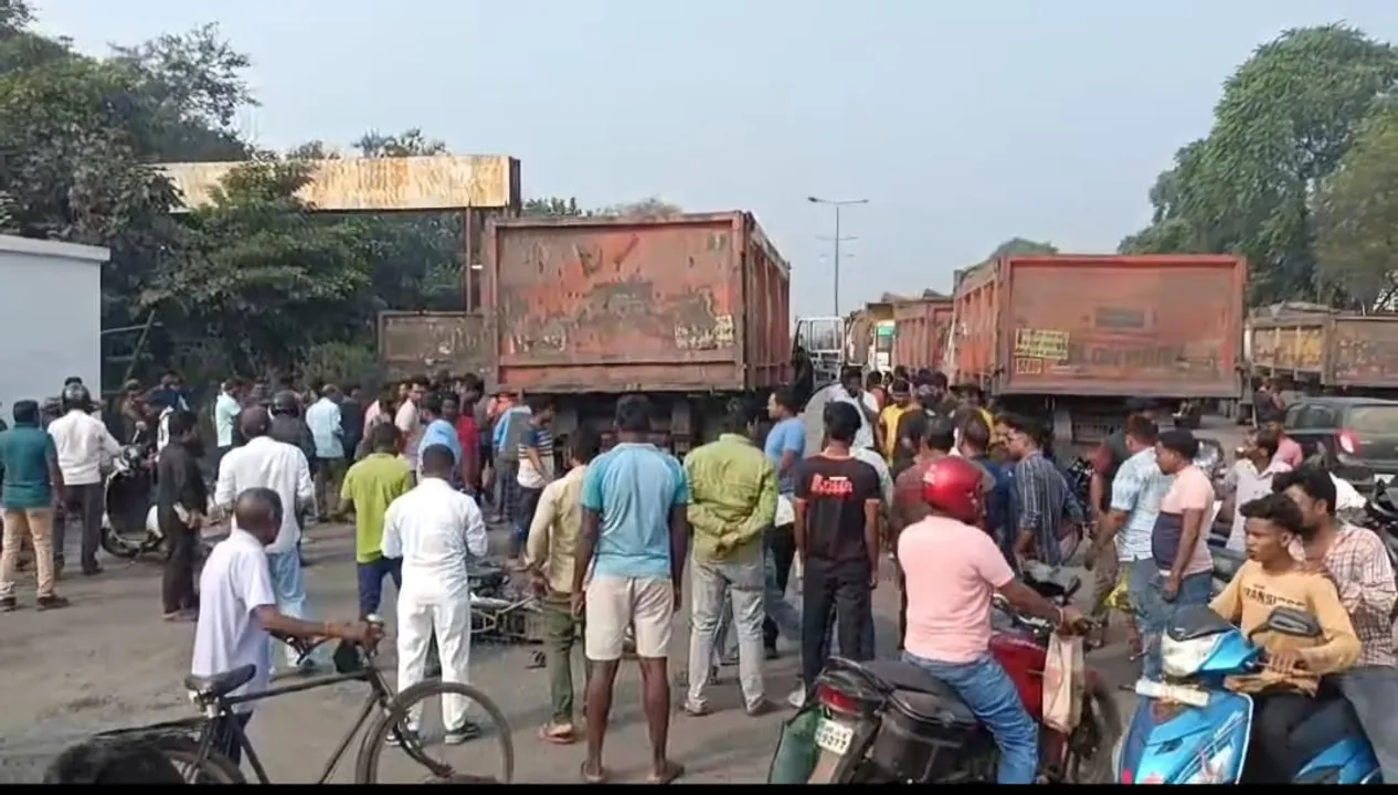  Odisha: Man crushed to death by trailer while taking kid to school