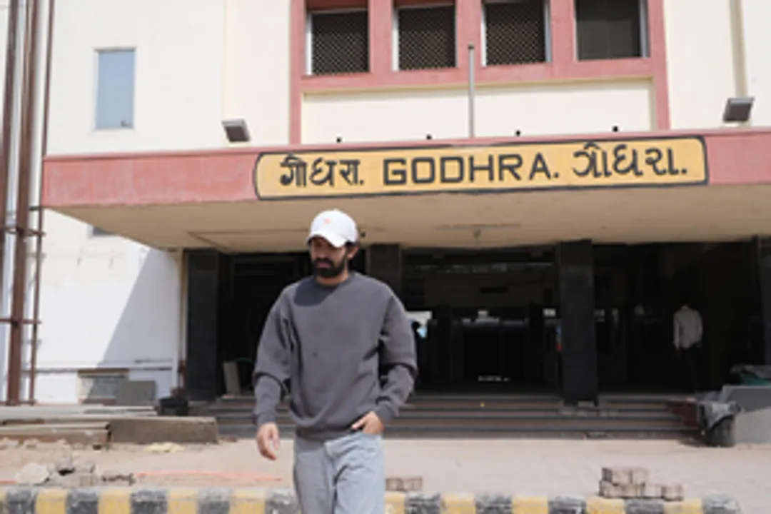  Vikrant Massey visits Godhra station ahead of ‘The Sabarmati Report’ release