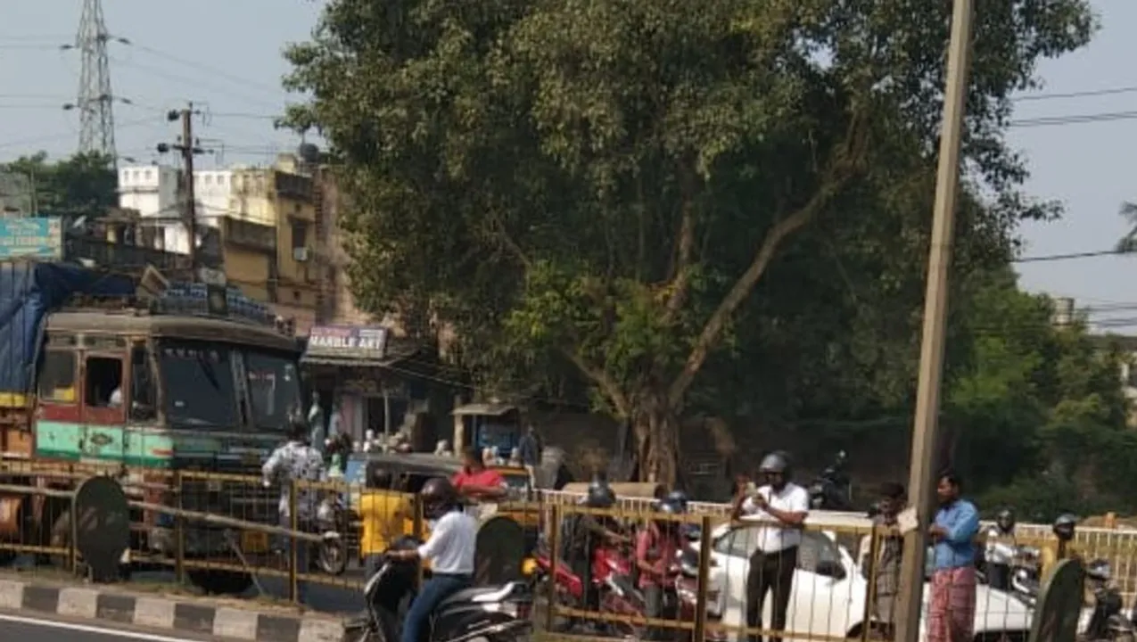  Truck runs over woman at Palasuni in Bhubaneswar; locals block NH demanding foot over bridge
