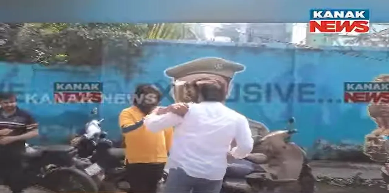 Ollywood director Bobby Islam accuses actor Manoj Mishra of trying to attack him at DCP office