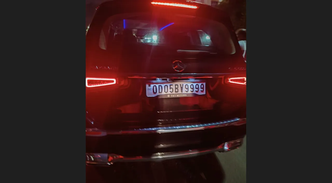  CBI officials seize Rs 10 lakh from luxury vehicle in Odisha capital