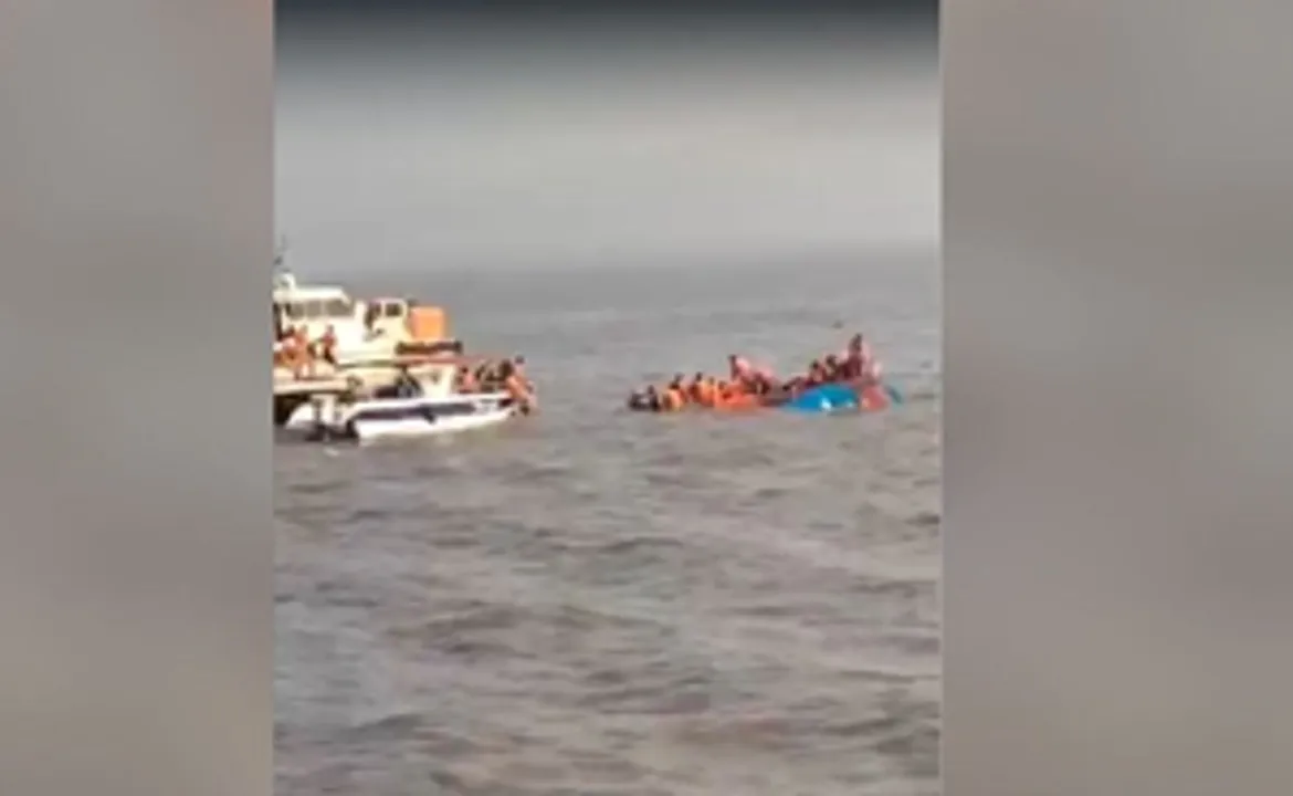  One drowns as ferry boat capsizes off Mumbai’s Gateway of India