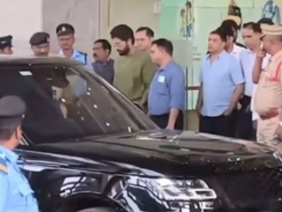  Allu Arjun visits injured boy at Hyderabad hospital