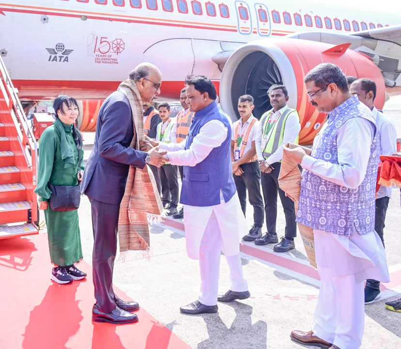  Singapore President arrives in Odisha for 2-day vist; several MoUs to be signed
