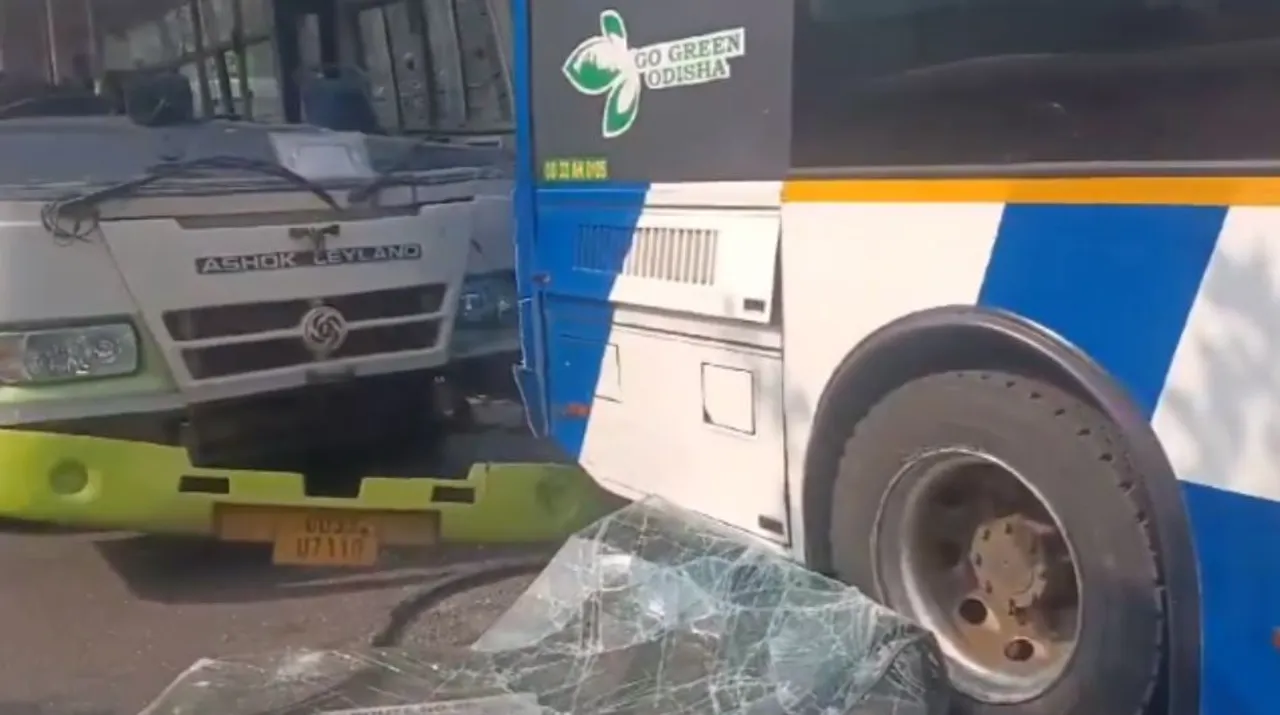  Bhubaneswar: Collision between two 'Mo Bus' buses near Raj Mahal Square leaves several injured