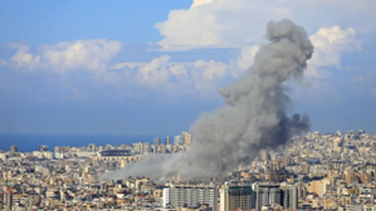  Israel strikes Hezbollah targets in Lebanon as ceasefire deadline nears